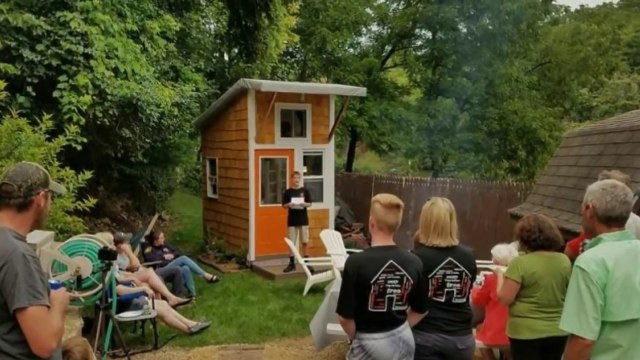 Cet ado s'ennuyer, alors il a décidé de se fabriquer sa propre maison dans le jardin