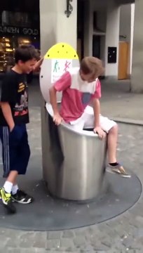 Ce gamin se glisse dans une poubelle mais il ne s'attendait pas à ça... Débile
