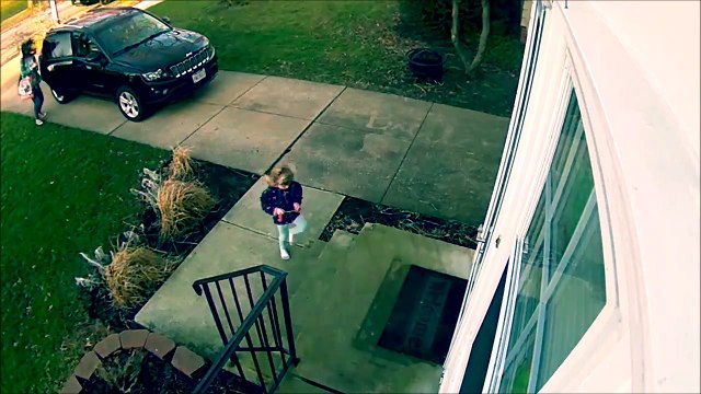 Fillette VS vent trop fort pour elle... Manège gratuit avec la porte