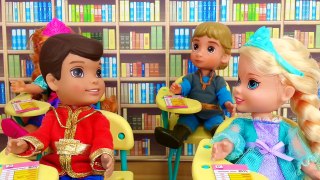 ELSA FROZEN y el PRÍNCIPE van al cine Novelas con muñecas Disney y Barbie