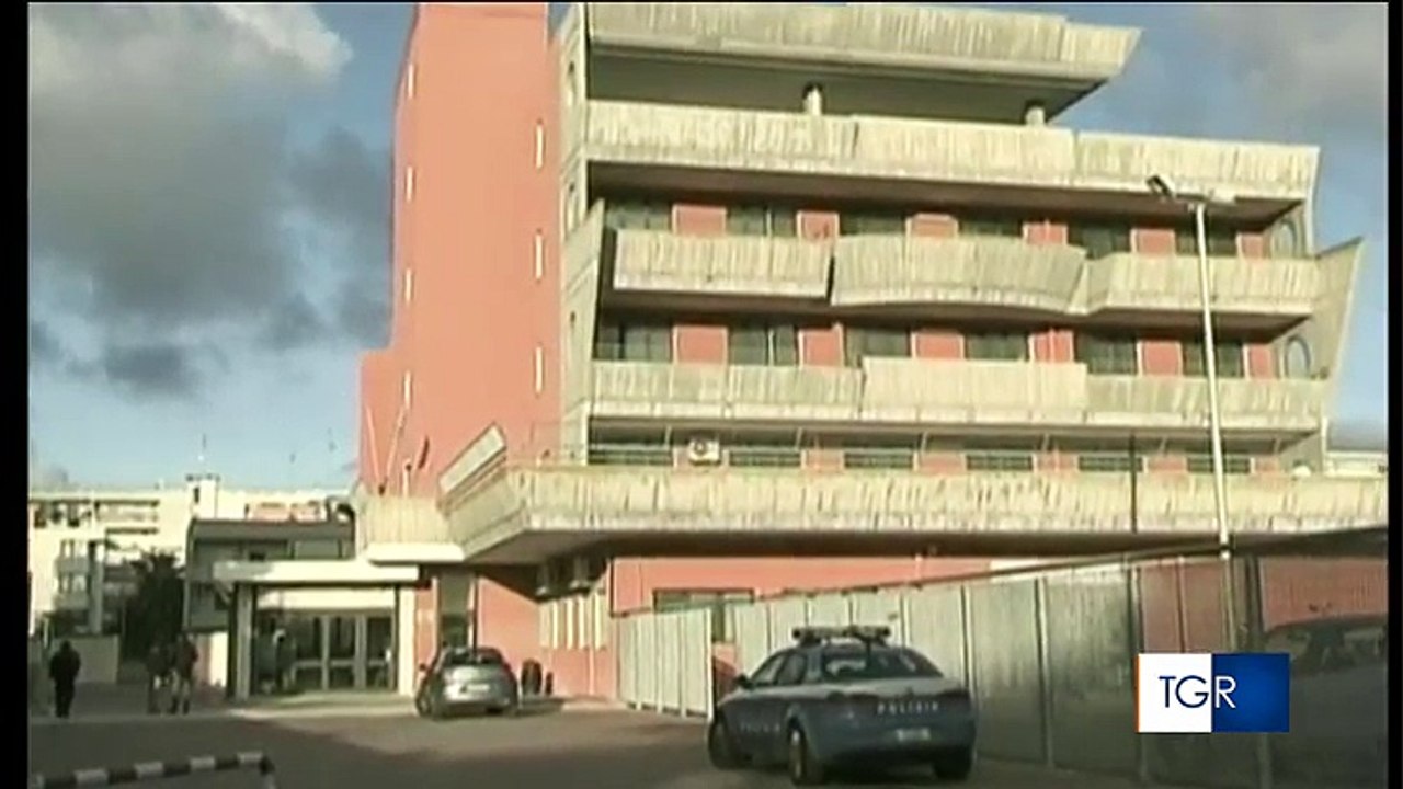 Puglia: 17enne cade dalla recinzione della scuola e muore, sotto accusa preside e professore