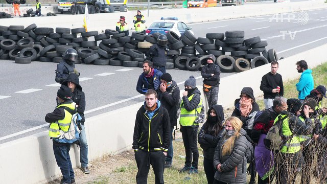 Catalan separatists block roads in protest at Puigdemont arrest