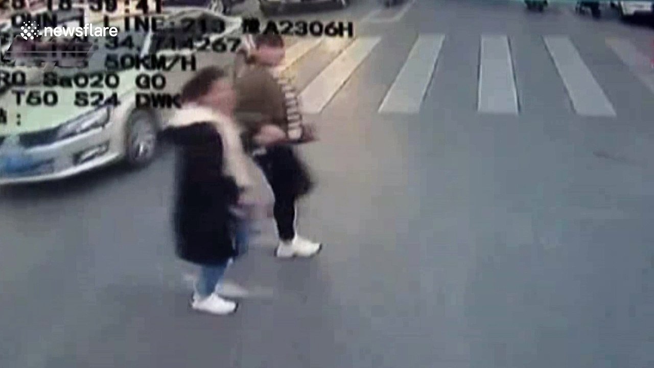 Dashcam captures woman blowing kiss to bus driv...