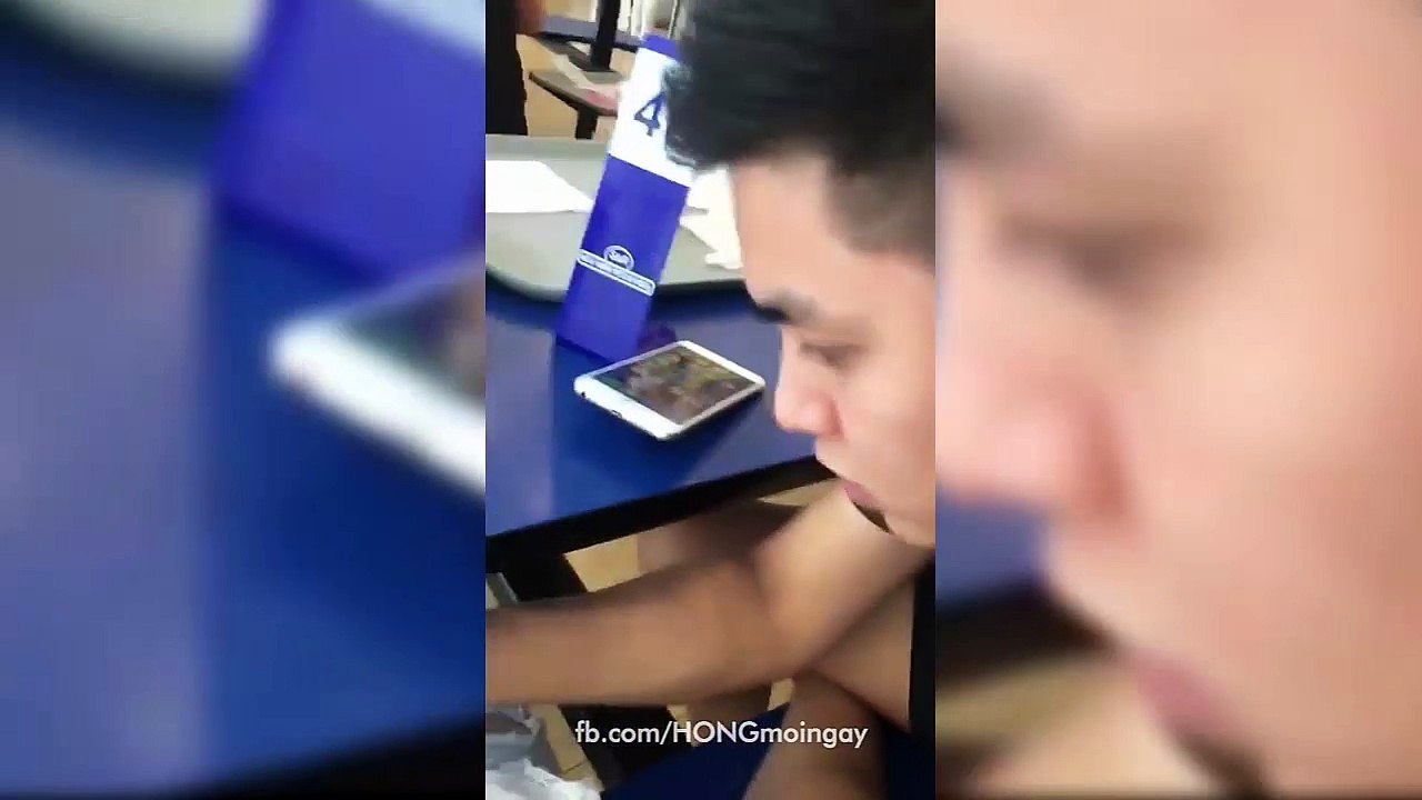 Thanh niên vá quần cho bạn gái trong quán ăn