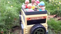 Los Mini bebes nenucos en aventura en el parque con los juguetes