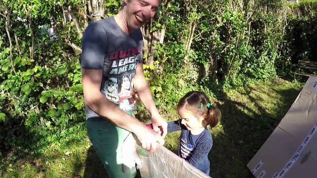 24 HEURES dans LA MAISON EN CARTON du JARDIN de LA FAMILLE DÉMO JOUETS - 24 HOUR FORT BOX CHALLENGE
