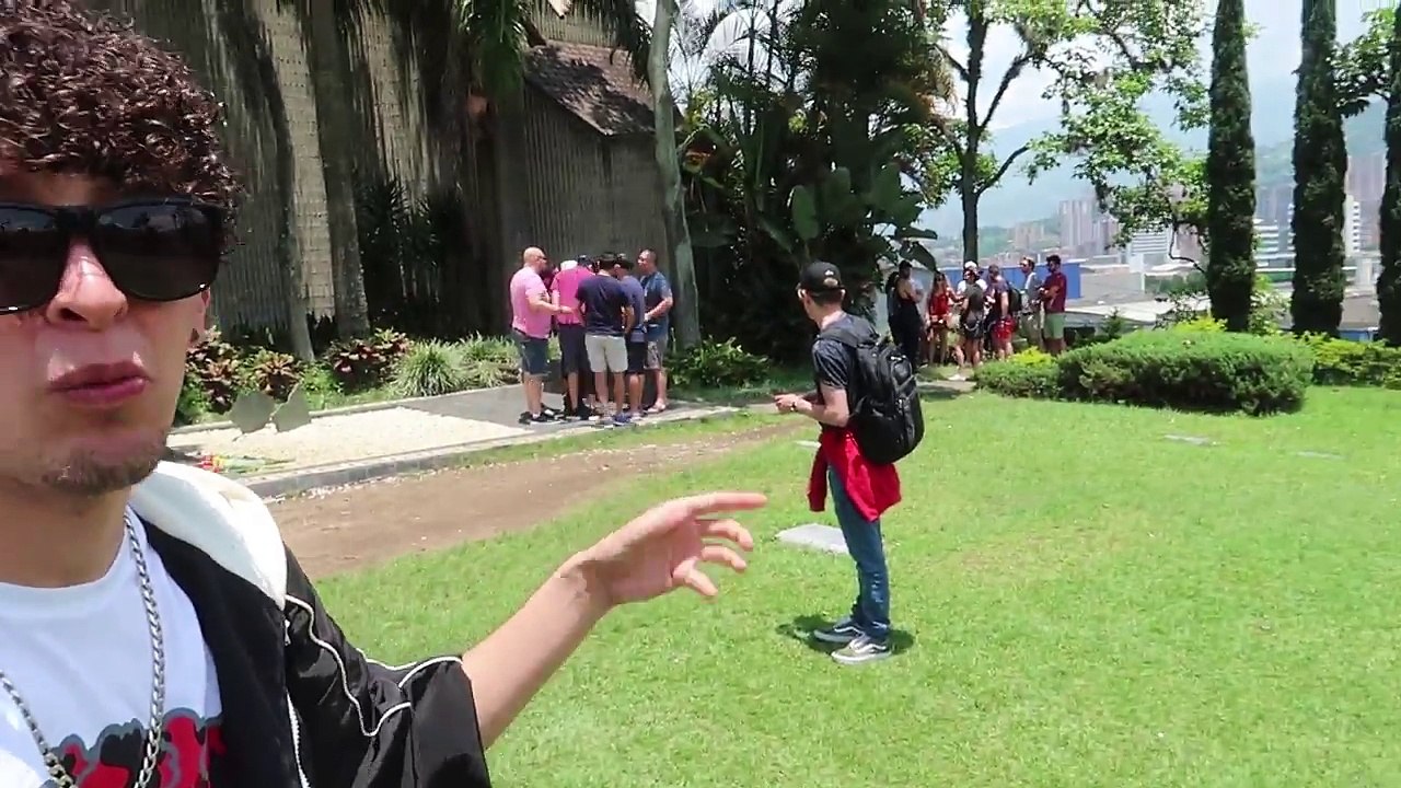 Visitando la tumba de Pablo Escobar | Los Colom...