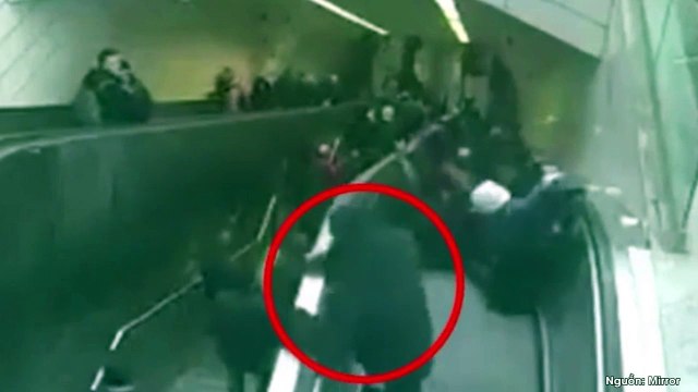 Cận cảnh người đàn ông bị thang cuốn nuốt chửng tại ga tàu