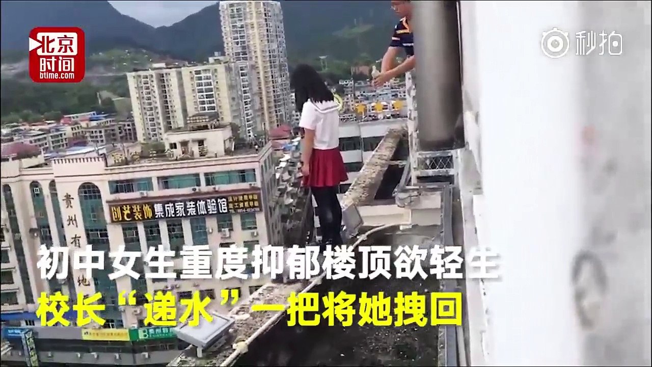 Pha cứu mạng ngoạn mục của thầy hiệu trưởng khi nữ sinh định nhảy lầu từ tầng 17