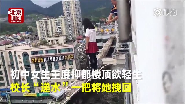 Pha cứu mạng ngoạn mục của thầy hiệu trưởng khi nữ sinh định nhảy lầu từ tầng 17