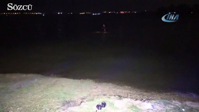 Göle düşen aracının akıntıya kapılmaması için üzerinde bekledi