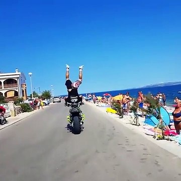 Il se tient sur la tête sur sa moto... Cascade dangereuse