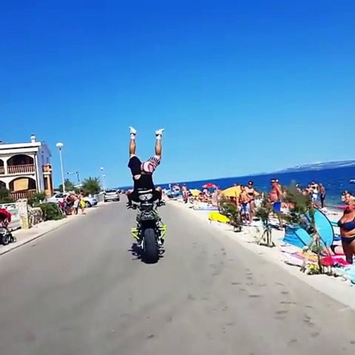 Il se tient sur la tête sur sa moto... Cascade dangereuse