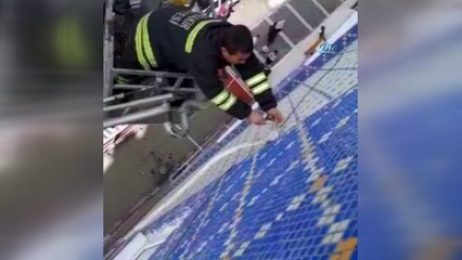 Kabloya takılan serçeyi itfaiye kurtardı