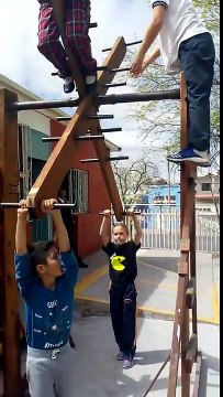 Des enfants font de la balançoire mexicaine