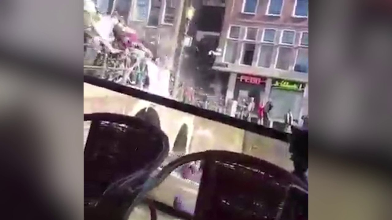 Des supporteurs anglais jettent leurs bières sur des touristes à bord d'une péniche à Amsterdam