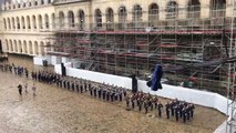 Hommage à Arnaud Beltrame : pluie et recueillement dans la cour des Invalides