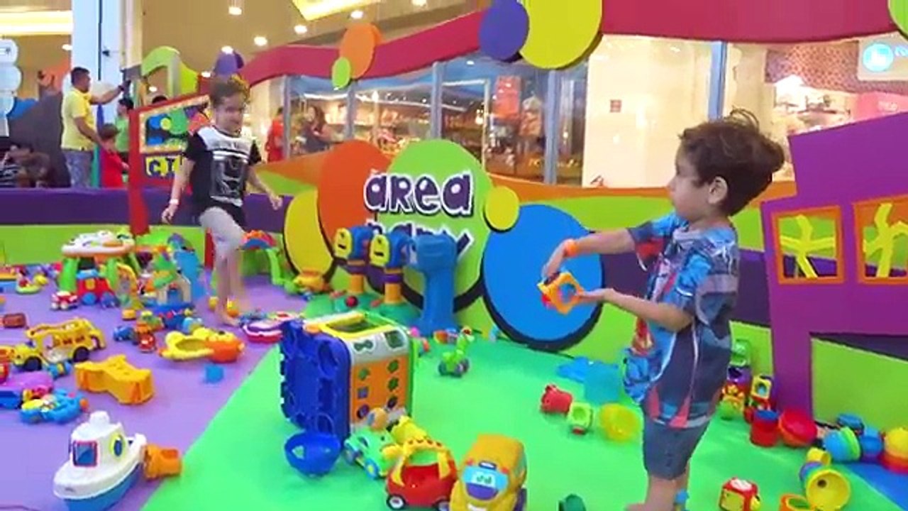 CRIANÇAS BRINCANDO NO PARQUINHO com Pula Pula, Jogos, Comidas de Brinquedos - PAULINHO E TOQUINHO