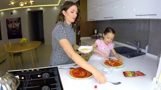 Обычная ЕДА против МАРМЕЛАДА Челлендж Пицца Real Food VS Gummy Food PIZZA Challenge /// Вики Шоу