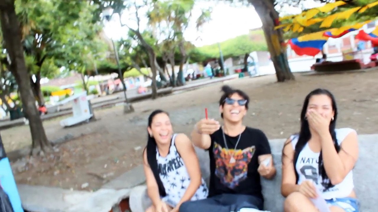 BESANDO A MUJERES DESCONOCIDAS EN LA CALLE//KISSING PRANK//SIENDOKAM