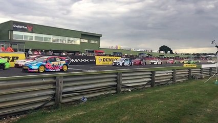 Auto - Il renverse la caméra de la compétition