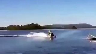 Motoneige - Back-flip sur l'eau
