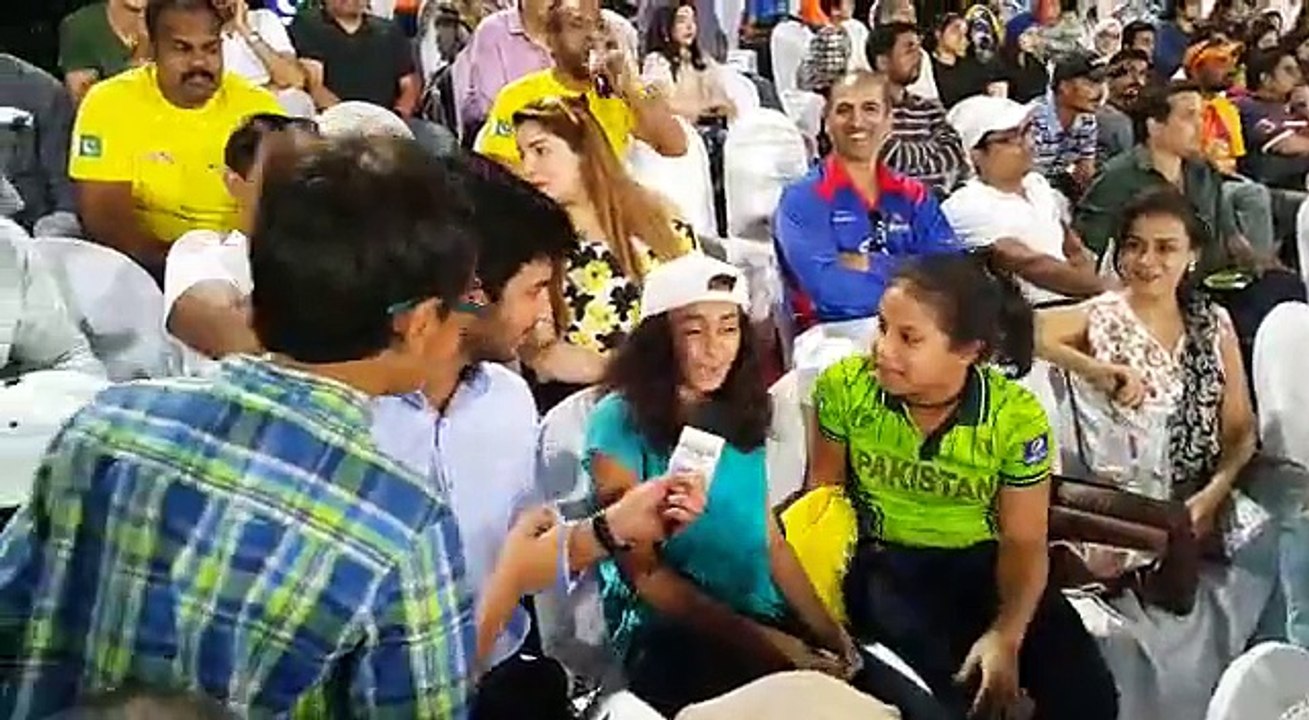 کراچی میں خوشیاں لوٹ آئیں۔۔۔ اسٹیڈیم میں ہر چہرہ خوش، ہر کوئی پرجوش۔۔ دیکھئے شائقین کرکٹ کس طرح میچ کو انجوائے کرر ہے ہیں اور کس ٹیم کو سپورٹ کر رہے ہیں!