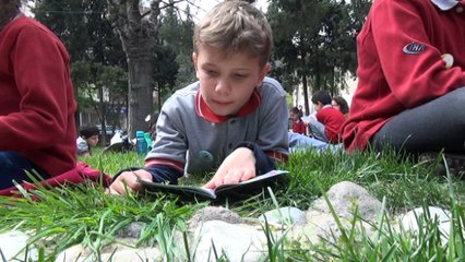 Çimlerin üzerinde kitap okumanın keyfini yaşadılar