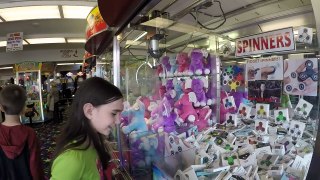 FIDGET SPINNERS CLAW MACHINE - TWO WINS IN A ROW!!