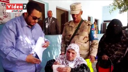 قاضىٍ يخرج من لجنته الانتخابية بالمعادى لتسهيل تصويت مسنة