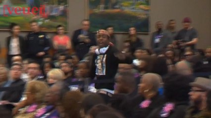 Video herunterladen: Stephon Clark’s Brother Shuts Down City Hall Meeting, As Protests Continue