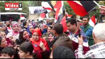 الناخبون يرددون أغنية "قالوا ايه" أمام اللجان بشبرا