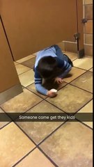 Un enfant fait ami ami avec un homme aux toilettes