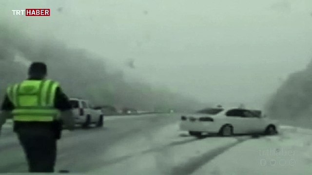 Polis yolda kalan adama yardıma giderken canından oluyordu