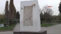 Diyarbakır İnsan Hakları Anıtı'ndaki İnsani Hakları Bildirgesinin Yazılı Olduğu Levhalar ve...