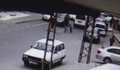 Karşıya geçmeye çalışan iki kardeşe araç çarptı