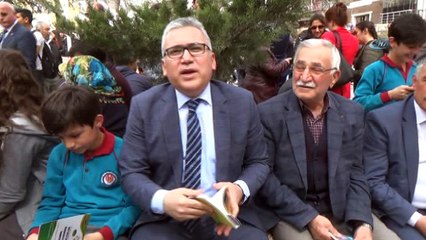 Öğrenciler parkta kitap okudu