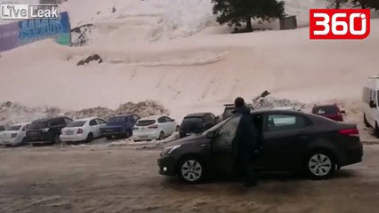 Tải video: Shikoni pamjet dramatike teksa orteku i dëborës përpin makinat në parking (360video)