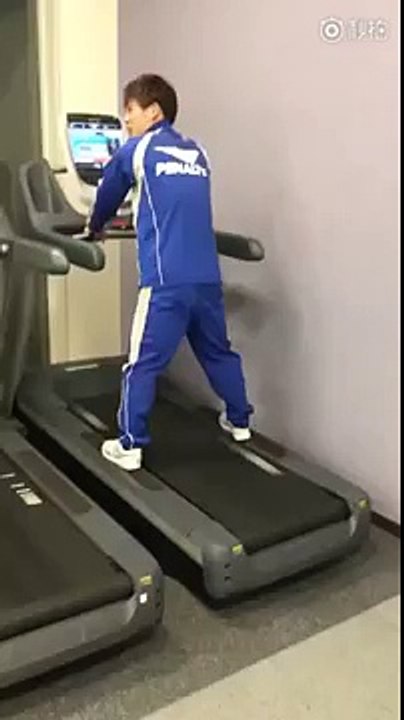 Courir sur un tapis de course à la vitesse max