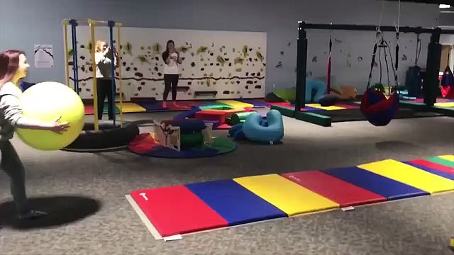 Deux filles se rentrent dedans avec un ballon de gym