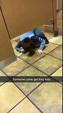 Un enfant se promène dans les toilettes d'un restaurant