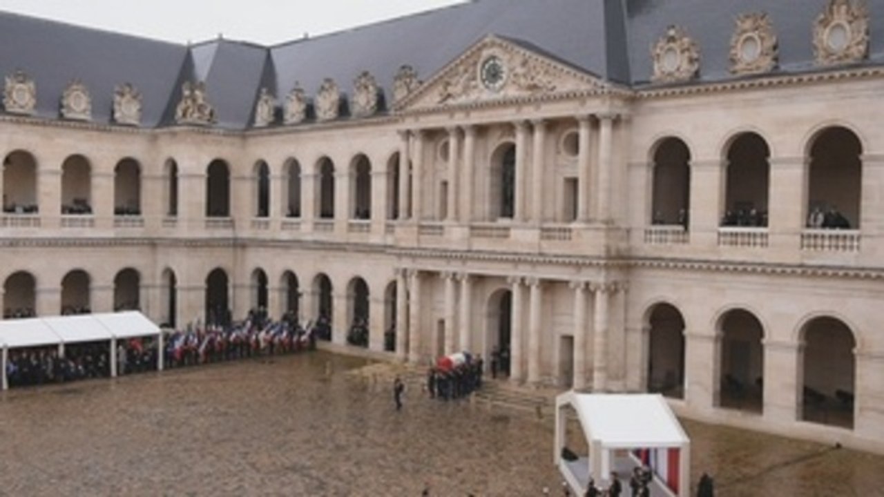 Francia rinde homenaje al gendarme asesinado tras cambiarse por una rehén