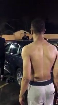 Ils reglent leurs comptes sur un parking en détruisant leurs voitures à coup de batte