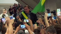 Bolsonaro é recebido por apoiadores em Curitiba