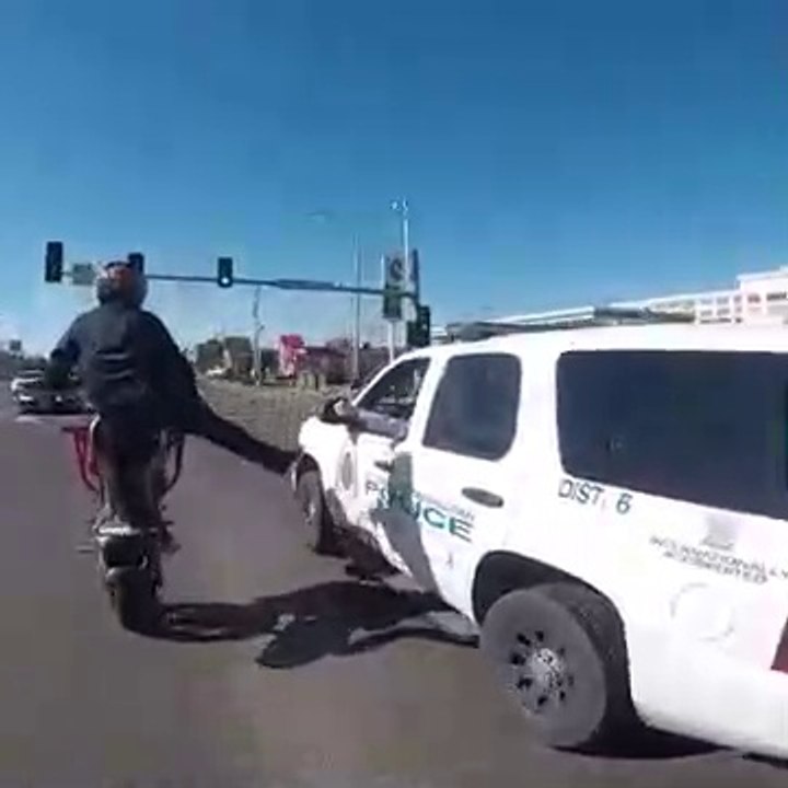 Un motard provoque la police en faisant des figures sur sa moto