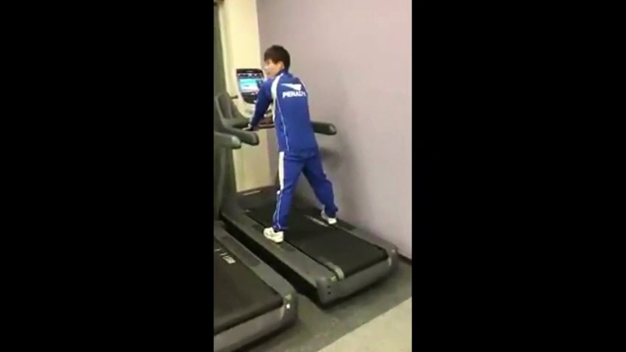 Il tente de courir sur un tapis de course qui va à la vitesse maximum !