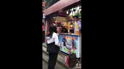 Cette femme se venge d'un vendeur de glaces qui se moque d'elle !