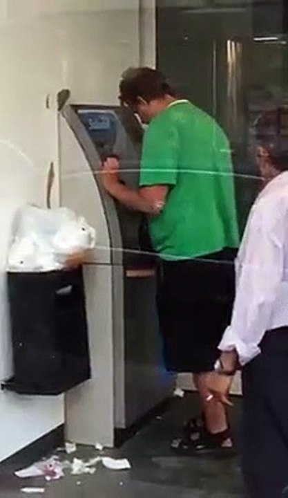 Cet homme complètement ivre à la mauvaise idée d'aller retirer de l'argent au distributeur !