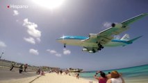 Bañistas se divierten grabando el aterrizaje de aviones en Saint Maarten