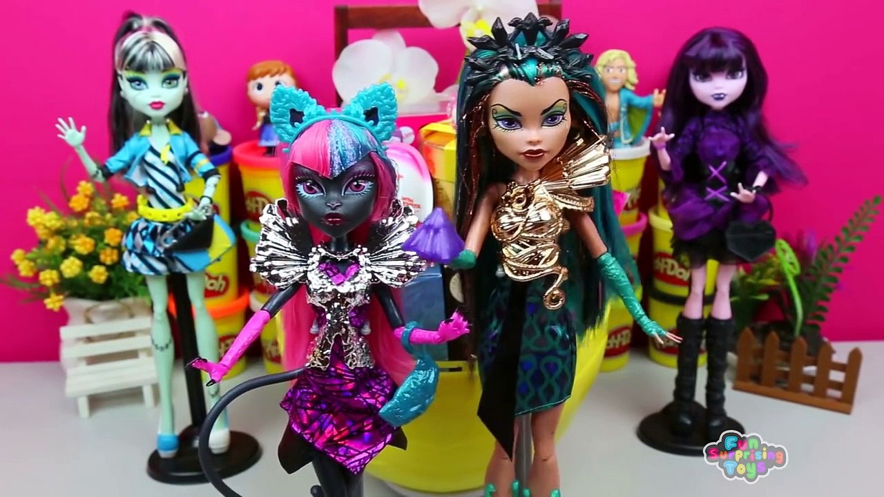 Monster High: GIANT Catty Noir Surprise Egg Play Doh